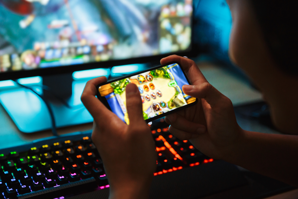 What are the risks of online gaming?
