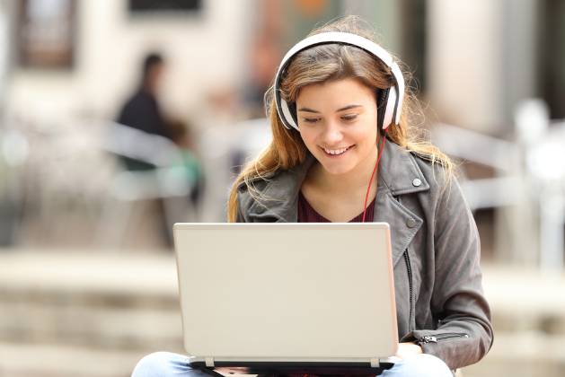 21 Work-From-Home Jobs for Teenagers (With Tips)